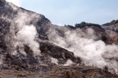 Murs de fumerolle et de cratère à l'intérieur de solfatare actif de vulcano image stock Murs de fumerolle et de cratère à l'intérieur de solfatare actif de vulcano image stock