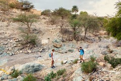 Muscat, Oman - 16 dicembre 2018: i turisti prendono le immagini nei wadi - letto asciutto - sulle periferie di Muscat fotografia stock libera da diritti Muscat, Oman - 16 dicembre 2018: i turisti prendono le immagini nei wadi - letto asciutto - sulle periferie di Muscat fotografia stock libera da diritti