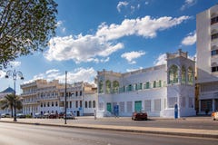 Muscat, Оман - 17-ое декабря 2018: улица города, традиционная архитектура стоковые изображения rf Muscat, Оман - 17-ое декабря 2018: улица города, традиционная архитектура стоковые изображения rf