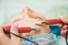 Muscle tonificando la procedura per la donna senior nella clinica di cosmetologia fotografia stock Muscle tonificando la procedura per la donna senior nella clinica di cosmetologia fotografia stock