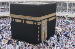 Muselmanen vallfärdar för att circumambulate Kaabaen nära den svarta stenen på Masjidil Haram i Makkah, Saudiarabien arkivbild Muselmanen vallfärdar för att circumambulate Kaabaen nära den svarta stenen på Masjidil Haram i Makkah, Saudiarabien arkivbild