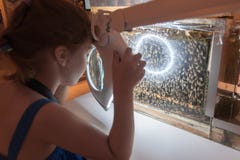 Museo de la abeja en el pueblo de Pastida Grecia 30/05/2018 6 años de la muchacha están aprendiendo sobre la vida secreta de abej imágenes de archivo libres de regalías Museo de la abeja en el pueblo de Pastida Grecia 30/05/2018 6 años de la muchacha están aprendiendo sobre la vida secreta de abej imágenes de archivo libres de regalías