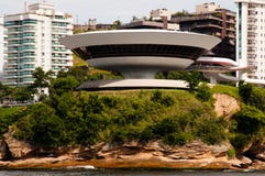 Museo di arte contemporaneo nella città di Niteroi fotografia stock Museo di arte contemporaneo nella città di Niteroi fotografia stock
