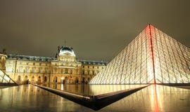 Museo por noche, París, Francia del Louvre fotografía de archivo libre de regalías Museo por noche, París, Francia del Louvre fotografía de archivo libre de regalías