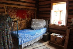 Museum av Khokhlovka, antik inre av det ryska huset royaltyfri foto Museum av Khokhlovka, antik inre av det ryska huset royaltyfri foto