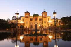 Museum van Populaire Kunsten van Sevilla, Spanje - Mudejar Paviljoen in park Maria Luisa royalty-vrije stock foto Museum van Populaire Kunsten van Sevilla, Spanje - Mudejar Paviljoen in park Maria Luisa royalty-vrije stock foto