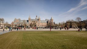 Museumplein en Rijksmuseum in Amsterdam Nederland Maart 2015 stock fotografie Museumplein en Rijksmuseum in Amsterdam Nederland Maart 2015 stock fotografie