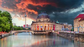 Museumsinsel auf Gelagefluß und Alexanderplatz Fernsehen ragen in die Mitte von Berlin, Deutschland hoch stock video Museumsinsel auf Gelagefluß und Alexanderplatz Fernsehen ragen in die Mitte von Berlin, Deutschland hoch stock video