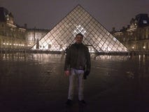 Museumsjalousie Paris-Nacht lizenzfreie stockbilder Museumsjalousie Paris-Nacht lizenzfreie stockbilder