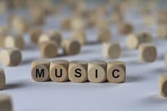 Musica - cubo con le lettere, segno con i cubi di legno immagine stock Musica - cubo con le lettere, segno con i cubi di legno immagine stock