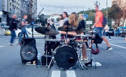 Musican gata och hans kapacitet med valsar arkivbilder Musican gata och hans kapacitet med valsar arkivbilder