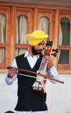 Musicista indiano che gioca le sarangi in tempio dorato a Amritsar L'India Fotografia Stock Libera da Diritti Musicista indiano che gioca le sarangi in tempio dorato a Amritsar L'India Fotografia Stock Libera da Diritti