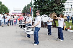 Musicisti della via - batteristi alla celebrazione del giorno della Russia fotografia stock Musicisti della via - batteristi alla celebrazione del giorno della Russia fotografia stock