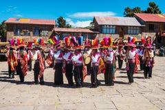 Musicisti e ballerini nelle Ande peruviane a Puno Perù immagine stock Musicisti e ballerini nelle Ande peruviane a Puno Perù immagine stock