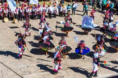 Musicisti e ballerini nelle Ande peruviane a Puno Perù immagini stock Musicisti e ballerini nelle Ande peruviane a Puno Perù immagini stock