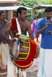 Musicus in de tempel in Kerala, India stock foto's Musicus in de tempel in Kerala, India stock foto's