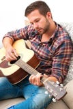 Musicus die akoestische gitaar speelt stock afbeeldingen Musicus die akoestische gitaar speelt stock afbeeldingen