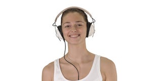 Musik, folk och teknologibegrepp - lycklig le kvinna med hörlurar som går på vit bakgrund arkivfoto Musik, folk och teknologibegrepp - lycklig le kvinna med hörlurar som går på vit bakgrund arkivfoto