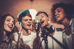 Musikband, die in einem Studio durchführt lizenzfreie stockfotos Musikband, die in einem Studio durchführt lizenzfreie stockfotos