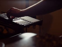 Musiker med valsblocket som spelar elektronisk musik royaltyfri bild Musiker med valsblocket som spelar elektronisk musik royaltyfri bild