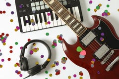 Musikherstellerkomposition auf weißem Hintergrund stockfoto Musikherstellerkomposition auf weißem Hintergrund stockfoto