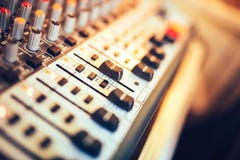 Musikmischerknopf, Volumen einstellend Musikproduktionsmischer, Anpassungswerkzeuge lizenzfreies stockfoto Musikmischerknopf, Volumen einstellend Musikproduktionsmischer, Anpassungswerkzeuge lizenzfreies stockfoto