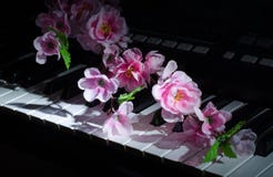 Musiksynthesizer K?nstliche Blumen lizenzfreies stockbild Musiksynthesizer K?nstliche Blumen lizenzfreies stockbild