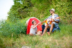 Musique de guitare dans le camp, bonnes périodes photographie stock libre de droits Musique de guitare dans le camp, bonnes périodes photographie stock libre de droits
