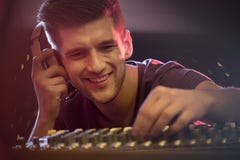 Musique de mélange heureuse du DJ image stock Musique de mélange heureuse du DJ image stock
