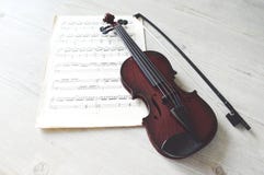 Musique de violon et de feuille image stock Musique de violon et de feuille image stock