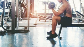 Muskulöser Mann errichtete den Athleten, der in der Turnhalle ausarbeitet, die auf weightl sitzt lizenzfreie stockfotos Muskulöser Mann errichtete den Athleten, der in der Turnhalle ausarbeitet, die auf weightl sitzt lizenzfreie stockfotos