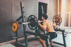 Muskulöser Mann errichtete den Athleten, der in der Turnhalle und im Gewichtheben ausarbeitet stockbild Muskulöser Mann errichtete den Athleten, der in der Turnhalle und im Gewichtheben ausarbeitet stockbild