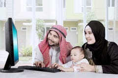 Muslimsk familj som direktanslutet använder datoren hemma arkivfoton Muslimsk familj som direktanslutet använder datoren hemma arkivfoton