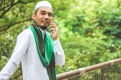 Muslimsk man som använder smartphonen arkivbild Muslimsk man som använder smartphonen arkivbild