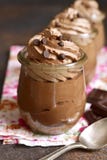 Musse de chocolate com chantiliy em um frasco do vidro do vintage Imagens de Stock Musse de chocolate com chantiliy em um frasco do vidro do vintage Imagens de Stock