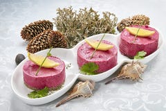 Musse de peixes Toalha de mesa branca na tabela imagens de stock Musse de peixes Toalha de mesa branca na tabela imagens de stock