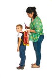 Mutter bereiten Jungen für Schule vor stockbilder Mutter bereiten Jungen für Schule vor stockbilder