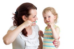Mutter bringt ihr das Tochterkinderzahnbürsten bei stockfotos Mutter bringt ihr das Tochterkinderzahnbürsten bei stockfotos