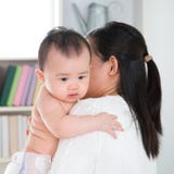 Mutter, die Baby verwöhnt lizenzfreies stockbild Mutter, die Baby verwöhnt lizenzfreies stockbild