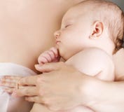 Mutter, die ihr Kind stillt lizenzfreie stockfotografie Mutter, die ihr Kind stillt lizenzfreie stockfotografie