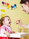 Mutter, die ihr Schätzchen speist Mutter, die ihr Schätzchen speist