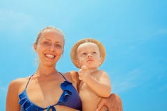 Mutter mit Babysohn haben Spa? auf sonnigem Seestrand lizenzfreies stockbild Mutter mit Babysohn haben Spa? auf sonnigem Seestrand lizenzfreies stockbild