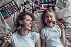 Mutter mit der Tochter, die Make-up tut lizenzfreie stockfotos Mutter mit der Tochter, die Make-up tut lizenzfreie stockfotos
