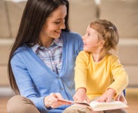 Mutter mit kleiner Tochter lizenzfreie stockfotografie Mutter mit kleiner Tochter lizenzfreie stockfotografie