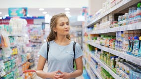 Mutter suchen Kind-` s Fruchtmus und nach Säften innerhalb des Marktplatzes Mutter suchen Kind-` s Fruchtmus und nach Säften innerhalb des Marktplatzes
