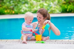 Mutter und Baby, die im Swimmingpool spielen lizenzfreie stockfotos Mutter und Baby, die im Swimmingpool spielen lizenzfreie stockfotos