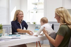 Mutter-und Baby-Sitzung mit Ärztin In Office stockfotos Mutter-und Baby-Sitzung mit Ärztin In Office stockfotos