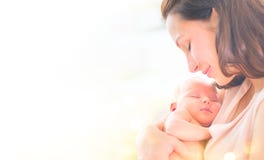 Mutter und ihr neugeborenes Baby zusammen Glückliche küssendes und umarmendes Mutter und Baby Junges Mutter-Porträt lizenzfreie stockfotografie Mutter und ihr neugeborenes Baby zusammen Glückliche küssendes und umarmendes Mutter und Baby Junges Mutter-Porträt lizenzfreie stockfotografie