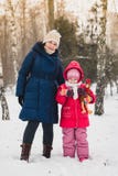 Mutter und ihre Tochter gingen spazieren stockfotografie Mutter und ihre Tochter gingen spazieren stockfotografie