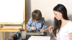Mutter- und Kinderjunge, der zusammen zu Hause malt stock video footage Mutter- und Kinderjunge, der zusammen zu Hause malt stock video footage
